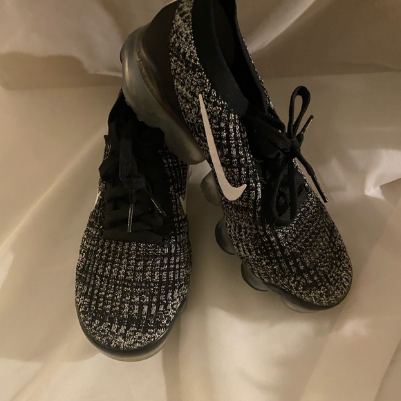 Size 8.5 - Nike Air VaporMax Flyknit 3 Oreo - Picture 2 of 7